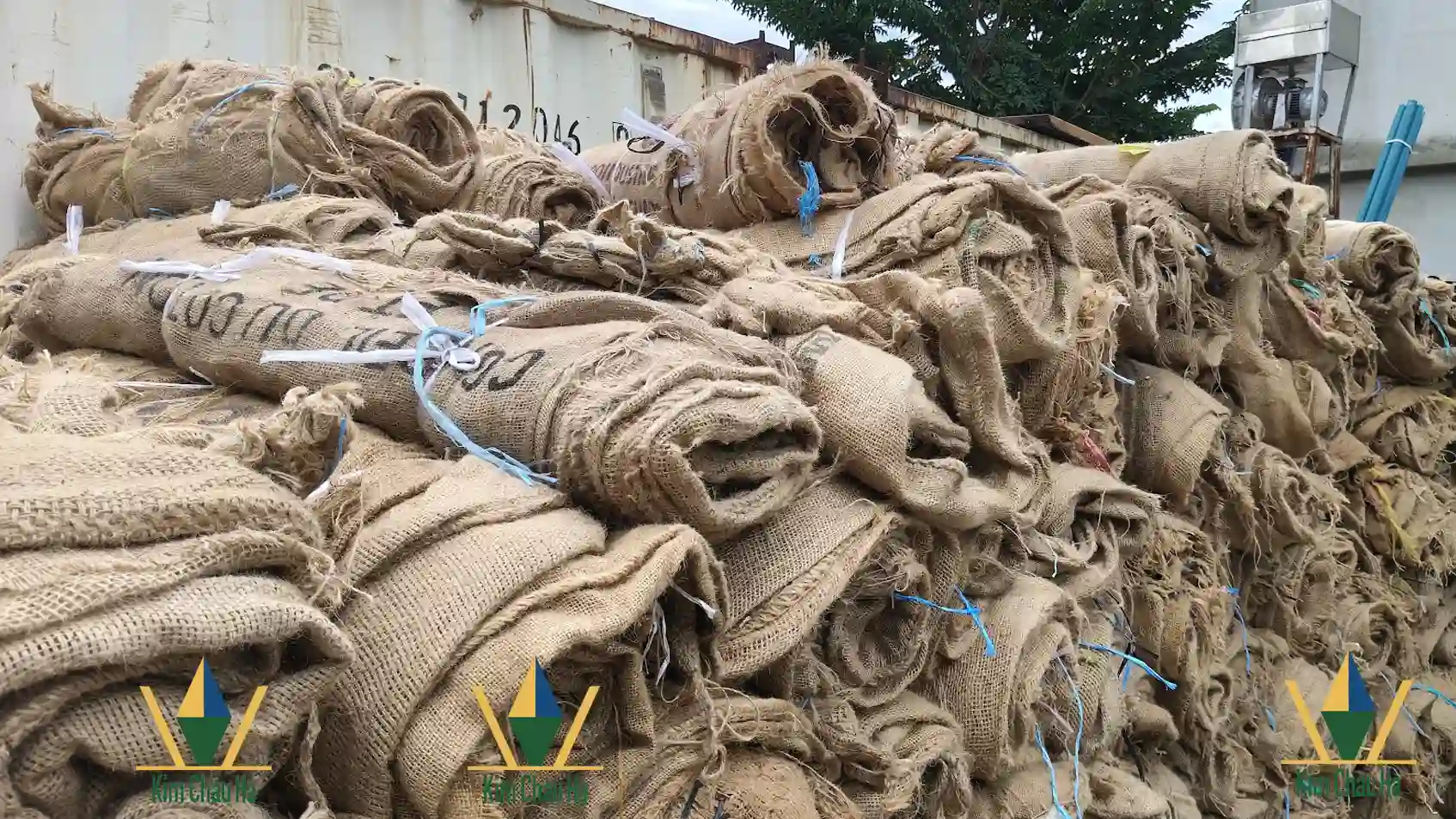 Bao bố bảo dưỡng bê tông giá từ 5.000 đến 7.000 đồng một cái