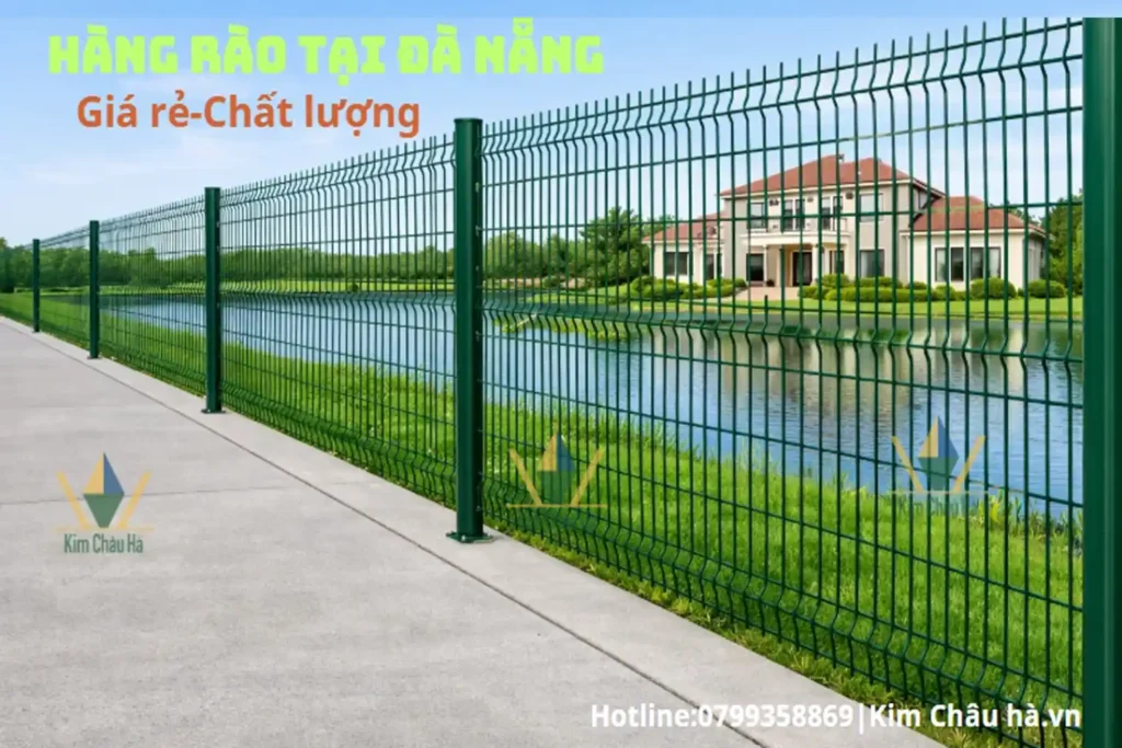 Lưới thép hàng rào sơn tĩnh điện màu xanh lắp đặt trên đường bê tông, phía sau là biệt thự và hồ nước