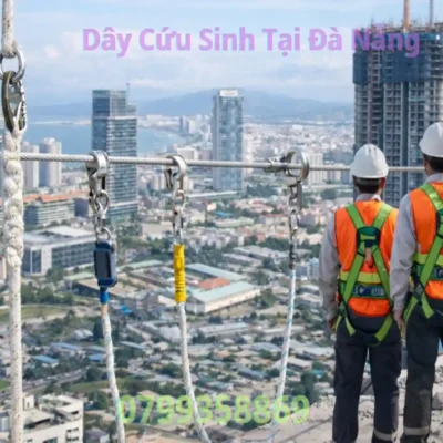 Hệ thống dây cứu sinh giúp đảm bảo an toàn khi thi công trên cao tại các công trình xây dựng.