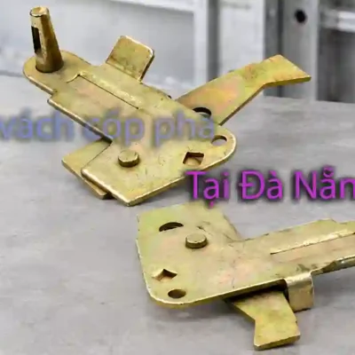Kẹp vách cố định xà gồ thép trên hệ cốp pha tại Đà Nẵng